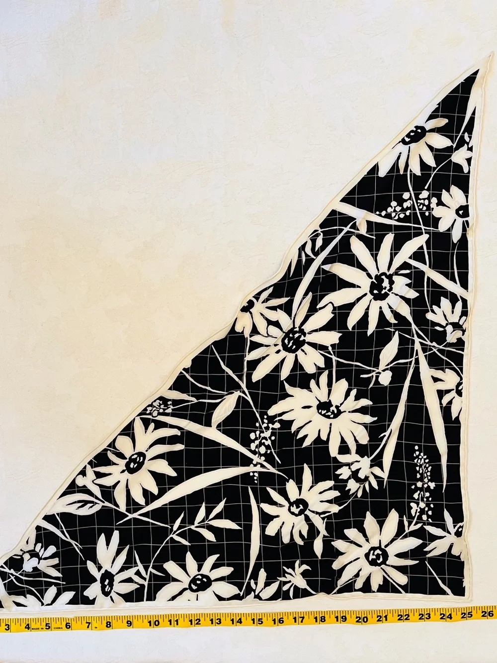 Whimsigoth 1960s triangle head kerchief scarf - black & white daisy rolled hem